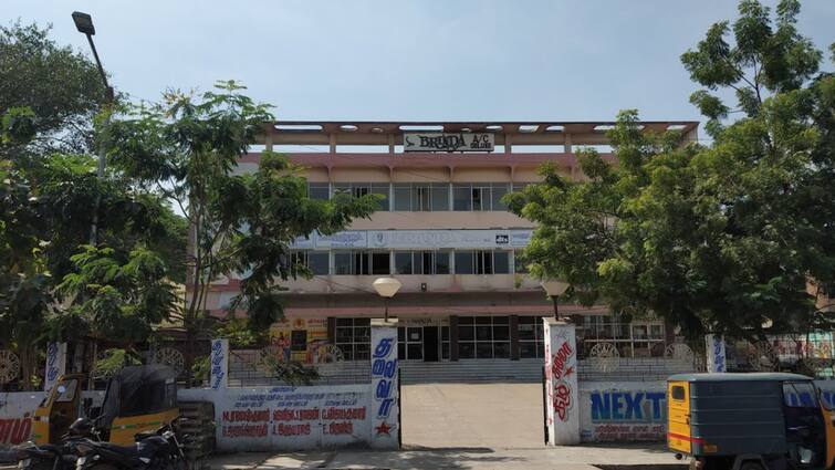 40 years old Perambur Sri Brindha theatre closed fans emotional what next Sri Brinda Theatre closed :மூடு விழா கண்ட ரஜினி  தியேட்டர்!  சோகத்தில் ரசிகர்கள்! அடுத்து என்னவாக போகுது?