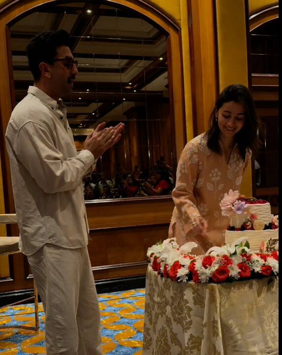 आलिया भट्ट इस इवेंट में अपने पति रणबीर कपूर के साथ पहुंची थी. जहां उन्होंने सबसे पहले एक टू लेयर का केक कट किया.