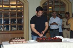 Aamir Khan Birthday: 59 साल के मिस्टर परफेक्शनिस्ट आमिर खान ने मीडिया और फैंस के साथ काटा केक, देखें तस्वीरें