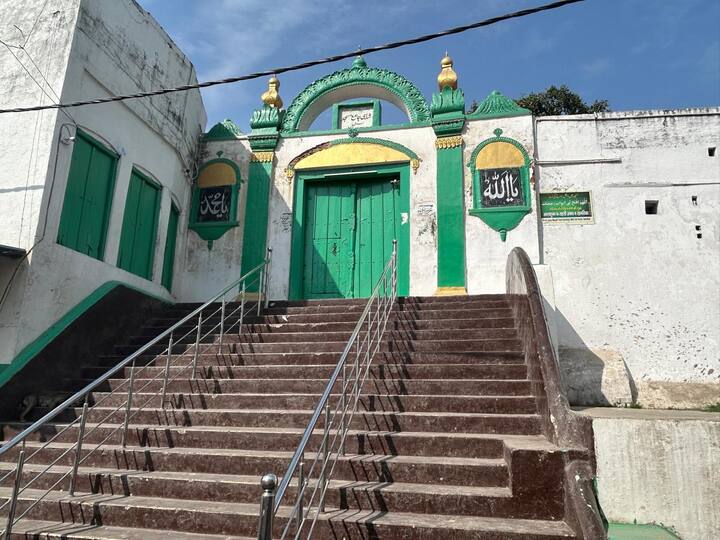 स्थानीय लोगों का कहना है इलाके में शांति है, हर साल इसे ढका जाता है. कुछ लोग जो मुस्लिम समुदाय की दुकानों से होली के सामानों को खरीदने आए हैं उनका कहना है ये नेताओं की वजह से ड्रामा चल रहा है वरना सब शांत है. यहां सबलोग भाई चारे से रहते हैं हम लोग ईद के समय इन लोगों के घर जाएंगे.