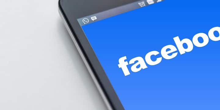 Facebook पर जाएं और
