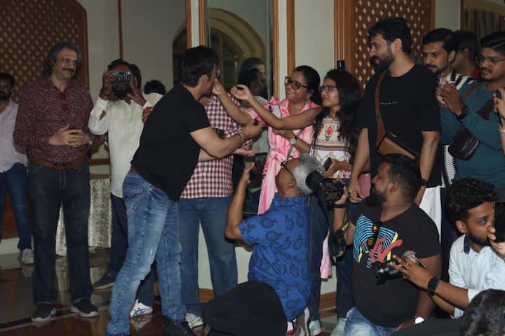 अभिनेता आमीर खान याने 60 व्या वाढदिवसा दिवशी माध्यमांना नव्या गर्लफ्रेंडची ओळख करुन दिली आहे.