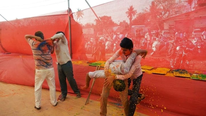 अगर किसी को जबरदस्ती रंग लगाने के चक्कर में मारपीट और हिंसा होती है. तो फिर ऐसे में बीएनएस की धारा 150 के तहत केस दर्ज हो सकता है. जिसमें 10 साल तक की सजा का प्रावधान है. इसलिए होली पर किसी को जबरदस्ती रंग लगाने से पहले इन बातों का ध्यान जरूर रखें.