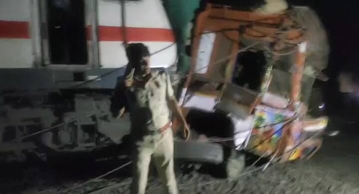 आज सकाळी 4.30 वाजताच्या सुमारास मुंबईहून अमरावतीकडे जाणाऱ्या अमरावती एक्सप्रेसची धडक या ट्रकला बसल्याने अपघात झाला.