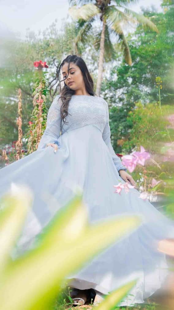 సింపుల్ డ్రెస్.. గ్రాండ్ లుక్ - పద్ధతిగా  ఫిదా చేస్తున్న శ్రీముఖి!