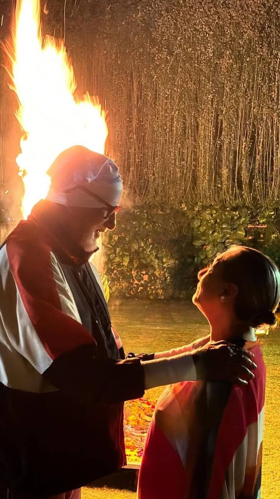 अमिताभ बच्चन ने जया संग दिए रोमांटिक पोज, होलिका दहन से फोटोज वायरल