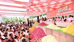 सैफई में सपा कार्यकर्ताओं के बीच अखिलेश यादव ने खेली होली, तस्वीरों में ये दिग्गज नेता भी दिखे