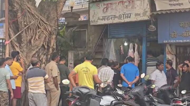 गर्दीमुळे अनेकांना पहाटेच बाजारात जाणून मटणाची खरेदी केली आहे.