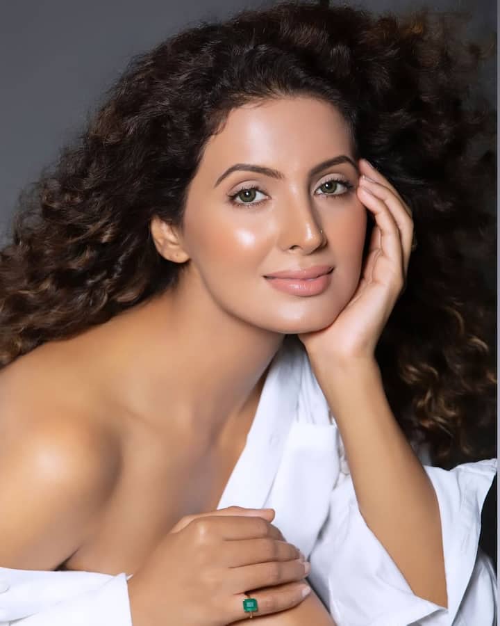 तिने क्रिकेटरला आपला जोडीदार म्हणून निवडल्यानंतर बॉलिवूडमधून रामराम घेत कुटुंब सांभाळण्याचा निर्णय घेतला.