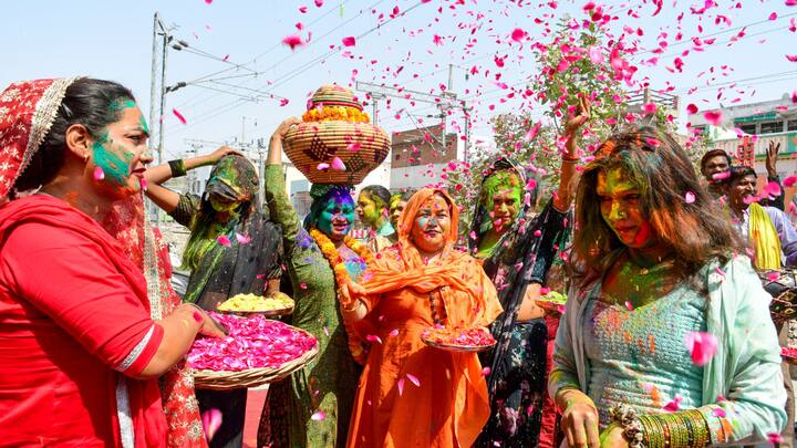 Prayagraj: Kinnars celebrate Holi with flowers and organic 'gulaal'. (Image Source: PTI Images)