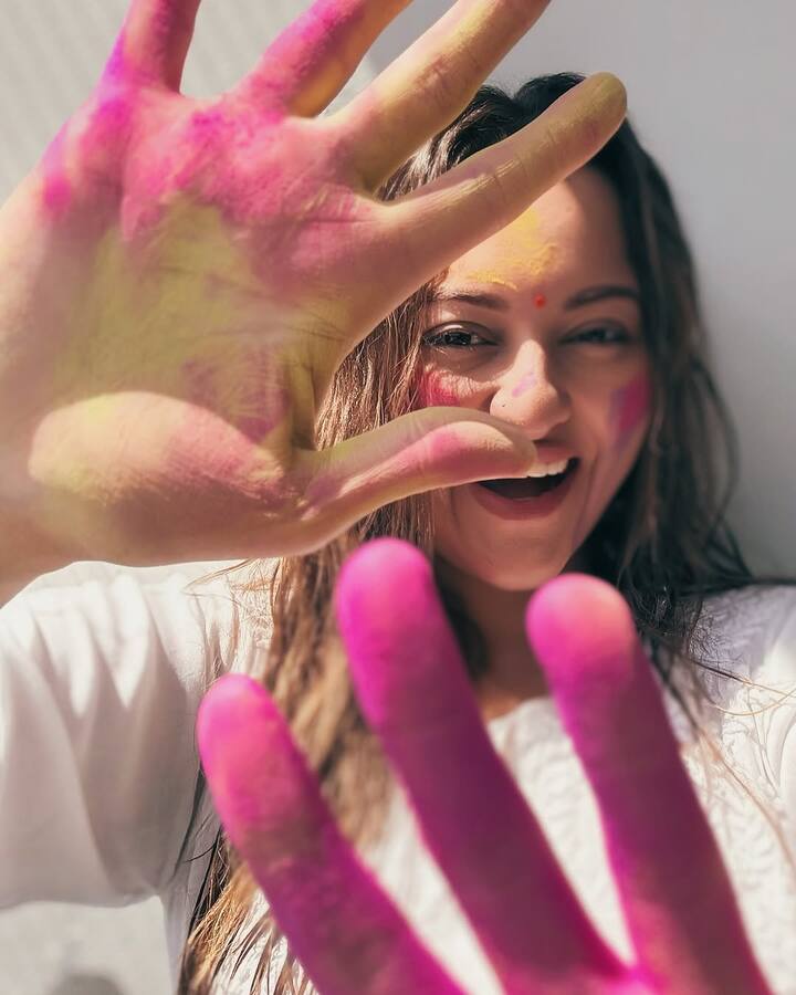 The actress has shared photos of her Holi celebrations on her Instagram. In this, she is seen wearing a white color outfit.