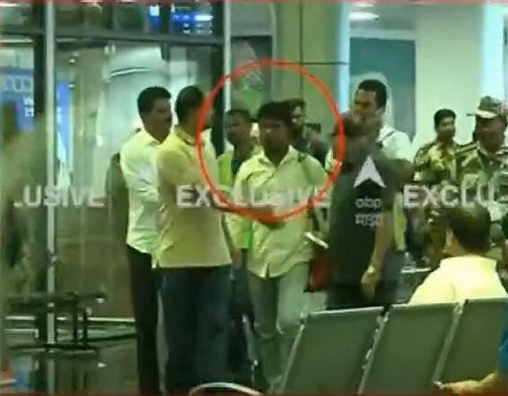 प्रयागराजमध्ये ताब्यात घेतल्यानंतर खोक्याला रात्री साडेबाराच्या सुमारास मुंबई विमानतळावर आणलं. त्यानंतर आज सकाळी साडेसहाच्या सुमारात पोलीस त्याला घेऊन छत्रपती संभाजीनगर विमानतळावर दाखल झाले.