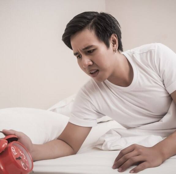 ਸਾਹ ਲੈਣ ਵਿੱਚ ਦਿੱਕਤ- ਜੇਕਰ ਤੁਹਾਨੂੰ ਹਾਲਕਾ ਕੰਮ ਕਰਨ ‘ਤੇ ਵੀ ਸਾਹ ਚੜ੍ਹ ਜਾਂਦਾ ਹੈ, ਤਾਂ ਇਹ ਦਿਲ ਦੀ ਬਿਮਾਰੀ ਦਾ ਸੰਕੇਤ ਹੋ ਸਕਦਾ ਹੈ। ਇਹ ਆਮ ਤੌਰ ‘ਤੇ ਉਨ੍ਹਾਂ ਲੋਕਾਂ ‘ਚ ਜ਼ਿਆਦਾ ਵੇਖਿਆ ਜਾਂਦਾ ਹੈ, ਜਿਨ੍ਹਾਂ ਨੂੰ ਪਹਿਲਾਂ ਤੋਂ ਹੀ ਹਾਈ ਬਲੱਡ ਪ੍ਰੈਸ਼ਰ ਜਾਂ ਡਾਇਬਟੀਜ਼ ਹੈ।