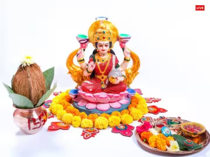 Lakshami Jayanti 2025: મહાલક્ષ્મીએ સમુદ્રમંથન દરમિયાન ફાલ્ગુન પૂર્ણિમાના દિવસે પ્રગટ થયા હતા. તેથી જ ફાલ્ગુન પૂર્ણિમાના દિવસે લક્ષ્મી જયંતિ ઉજવવામાં આવે છે. આ દિવસે ધન પ્રાપ્તિ માટે કેટલાક ઉપાય કરવા જોઈએ.