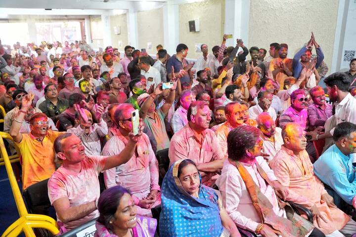 सांसद अनिल फिरोजिया, विधायक अनिल जैन सहित बीजेपी के नेता और कार्यकर्ता मौजूद थे. मुख्यमंत्री ने बीजेपी कार्यालय में कार्यकर्ताओं के साथ फूलों की होली खेली. होली मिलन समारोह में शिरकत के बाद उन्होंने गणेश मंदिर पहुंचकर पूजा अर्चना की.