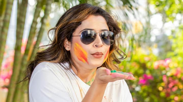Use protective eye wear or sunglasses or simple glasses while playing with colours (Image Source: Canva)