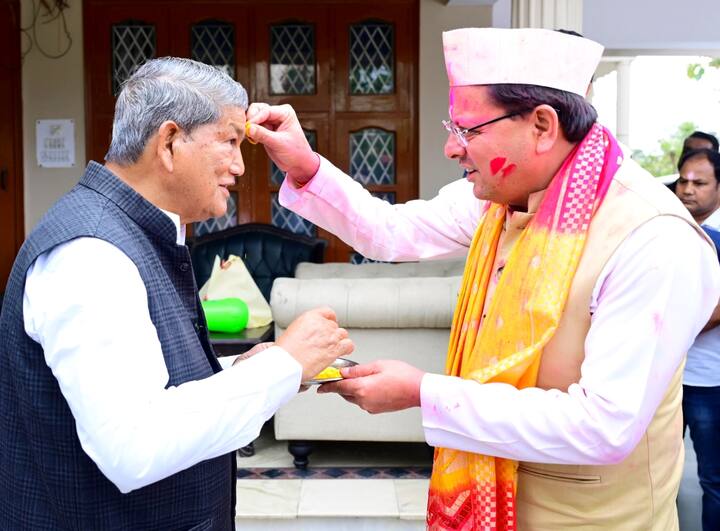 Uttarakhand Chief Minister Pushkar Singh Dhami applied ‘gulaal’ to former Chief Minister and Congress leader Harish Rawat on the occasion. (Photo: PTI)