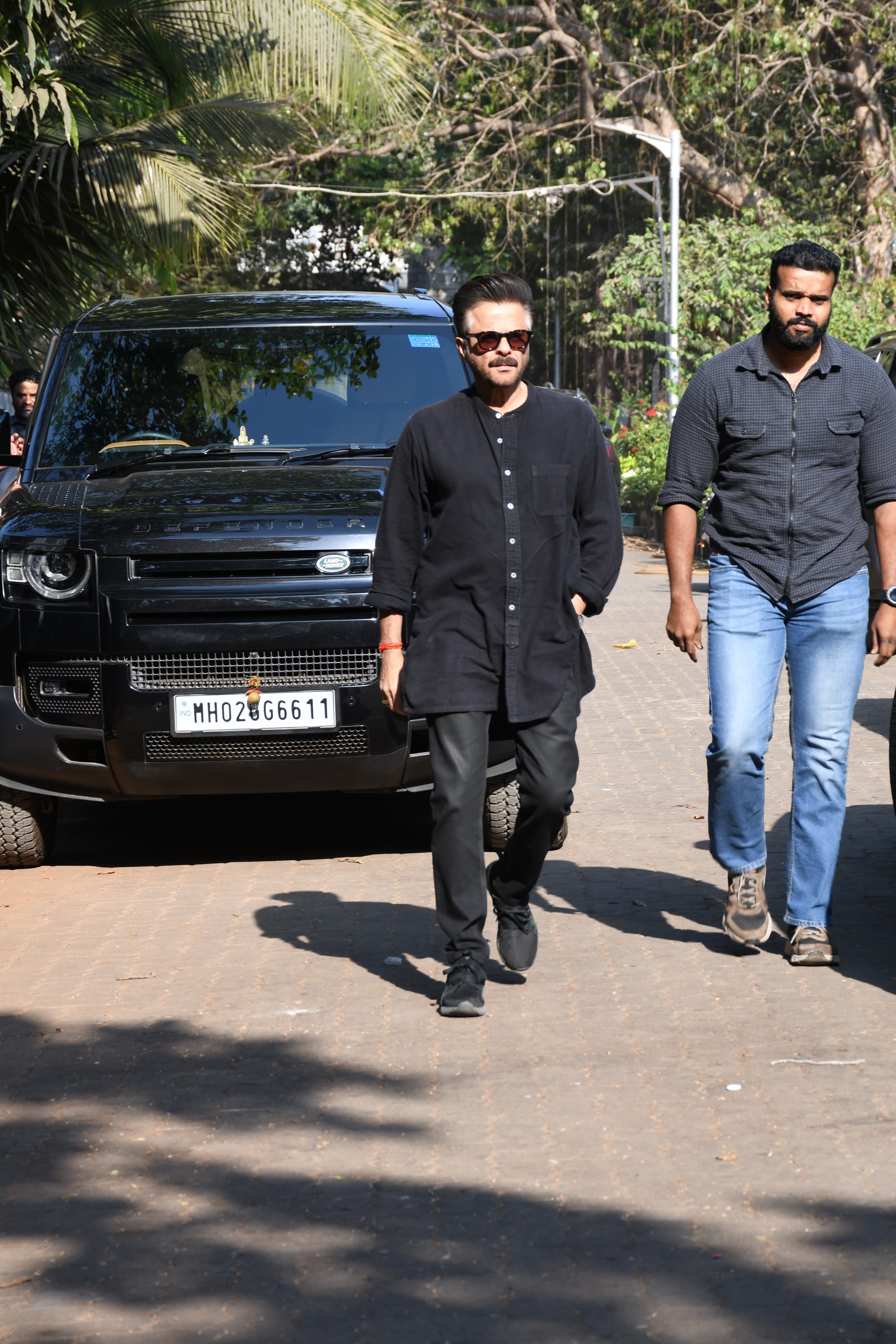 रणबीर कपूर ने दिया देब मुखर्जी की अर्थी को कंधा, अंतिम दर्शन करने पहुंचे ये सितारे