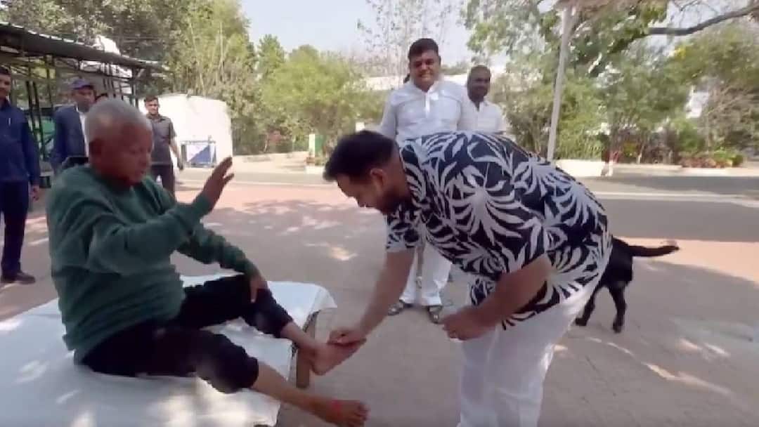 राबड़ी आवास से होली की पहली तस्वीर आई सामने, तेजस्वी ने पिता लालू यादव को अबीर लगाकर लिया आशीर्वाद Bihar Leader of Opposition Tejashwi Yadav applied gulal on Lalu Yadav and took his blessings राबड़ी आवास से होली की पहली तस्वीर आई सामने, तेजस्वी ने पिता लालू यादव को अबीर लगाकर लिया आशीर्वाद