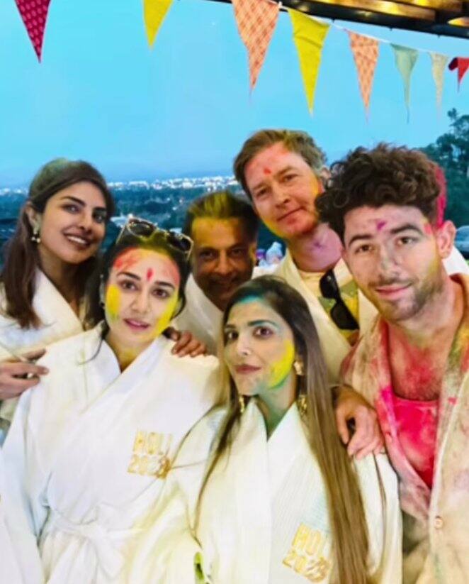 நடிகை பிரியங்கா சோப்ரா தனது குடும்பம் மற்றும் கணவ  நிக் ஜோனஸ் உடன் ஹோலி பண்டிகையைக் கொண்டாடினார்.