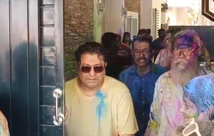 राज ठाकरेंचे पुत्र आणि मनसेचे नेते अमित ठाकरे, पत्नी शर्मिला ठाकरे यांनी देखील घराबाहेर येत धुळवडीचा आनंद घेतला.