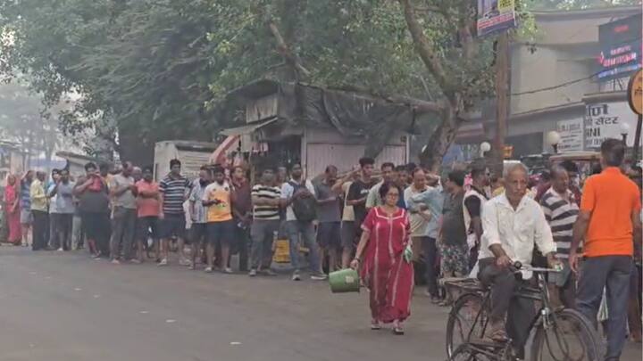 अगदी सकाळपासून मटणाच्या दुकानावर ही रांग लागली आहे. सकाळी मटन घेऊन धुळवड खेळून मटणावर ताव मारण्याचा प्लॅन मुंबईकरांनी आखलेला  दिसतोय.