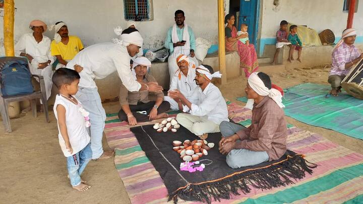 ఫాల్గుణమాస పౌర్ణమి రోజు గూడెంల ఉన్నవారంతా గ్రామ పటేల్ ఇంటికెళ్లి కుడకలు తీసుకొచ్చి ఇస్తారు. గ్రామంలో ఎన్ని కుటుంబాలున్నాయో ఈ కుడకలు చెప్పేస్తాయి