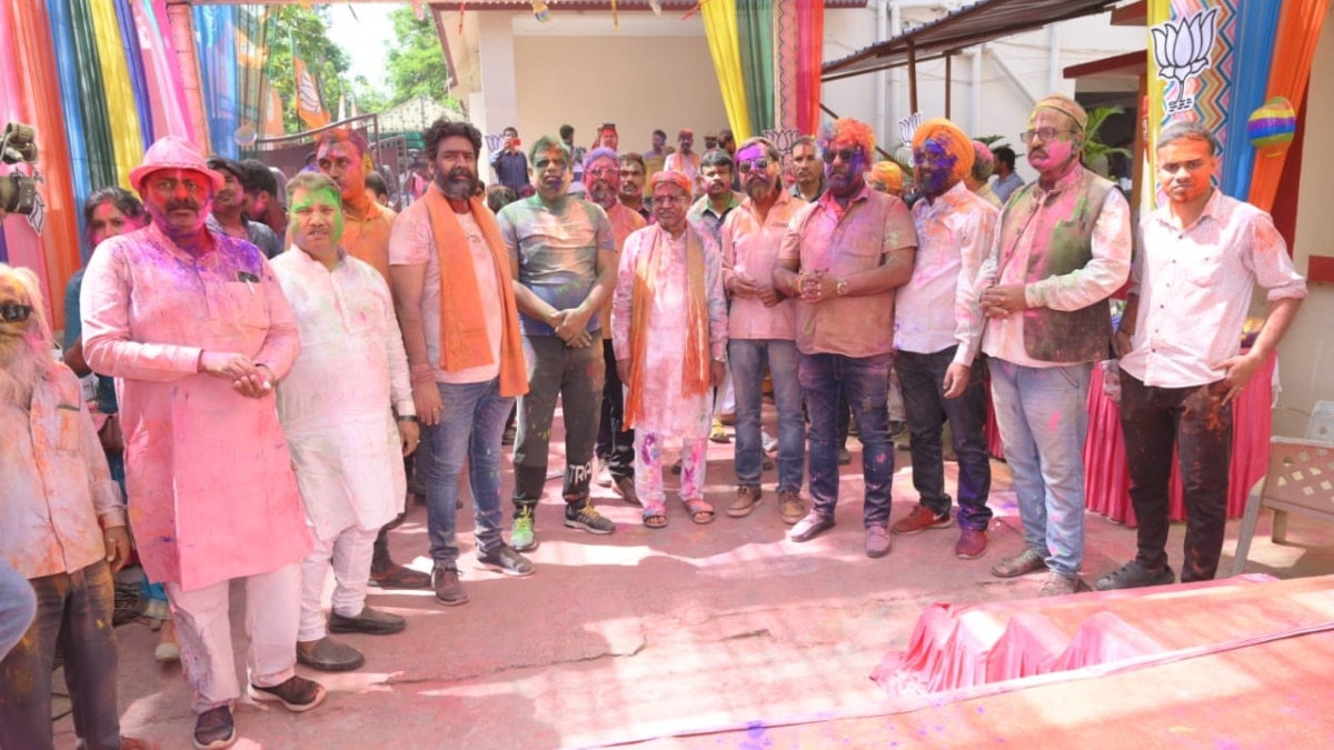 Holi 2025: झारखंड में धूमधाम से मनाई गई होली, BJP ऑफिस में नेताओं ने उड़ाया गुलाल