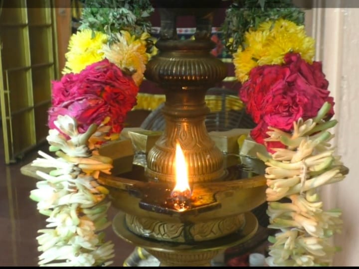 மாசி பெளர்ணமி; கரூரில்  தாய்மார்கள் கலந்து கொண்ட திருவிளக்கு பூஜை