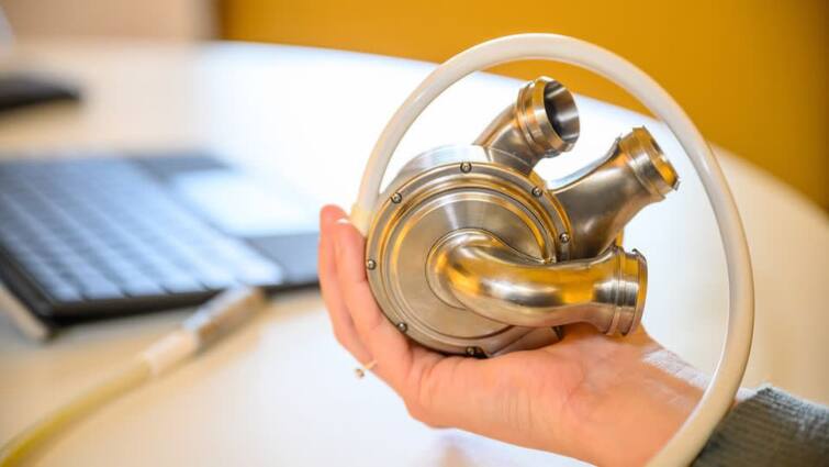 Man with artificial titanium heart lives for 100 days first such case in world गजब! टाइटेनियम से बने दिल के साथ 100 दिनों तक जिंदा रहा व्यक्ति, यहां हुआ यह कमाल