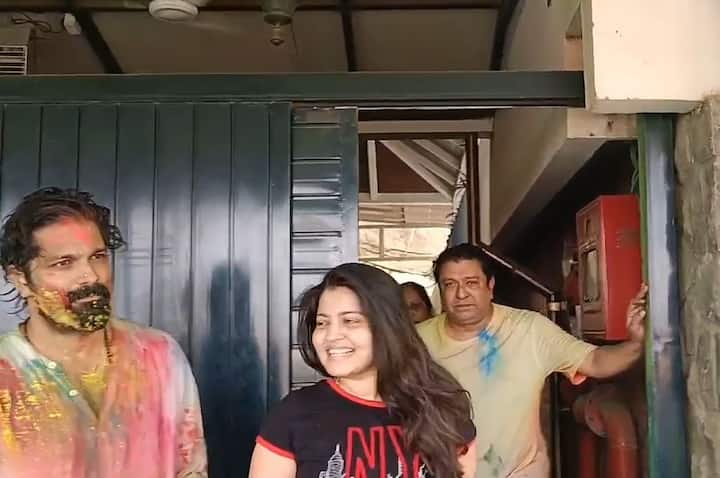 मनसेप्रमुख राज ठाकरे यांनी शिवाजी पार्कमधील शिवतीर्थ निवासस्थानी धुळवड साजरी केली.