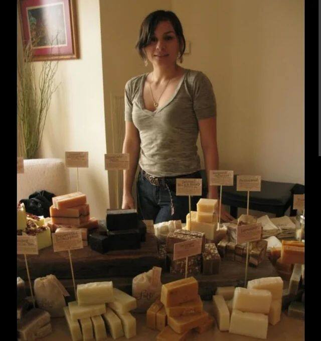 गौरी स्प्रॅटही बंगळुरूची रहिवासी असून ती आमिर खानच्या प्रोडक्शनमध्ये काम करते.