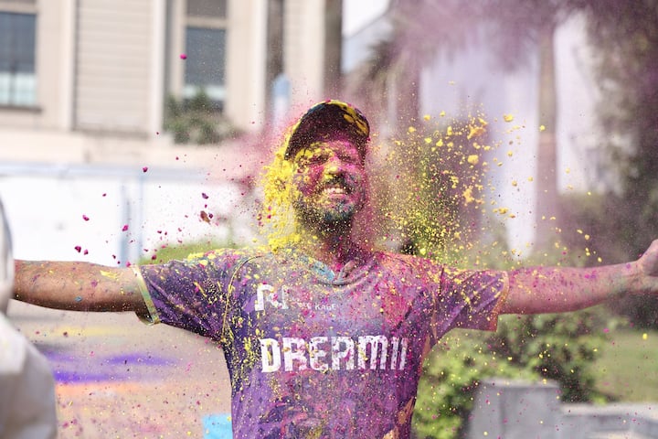 Among the golden colors, the stars of KKR, including Ajinkya Rahane, Venkatesh Iyer, Rinku Singh and Angkrish Raghuvanshi, were seen enjoying the festival by applying color to each other.