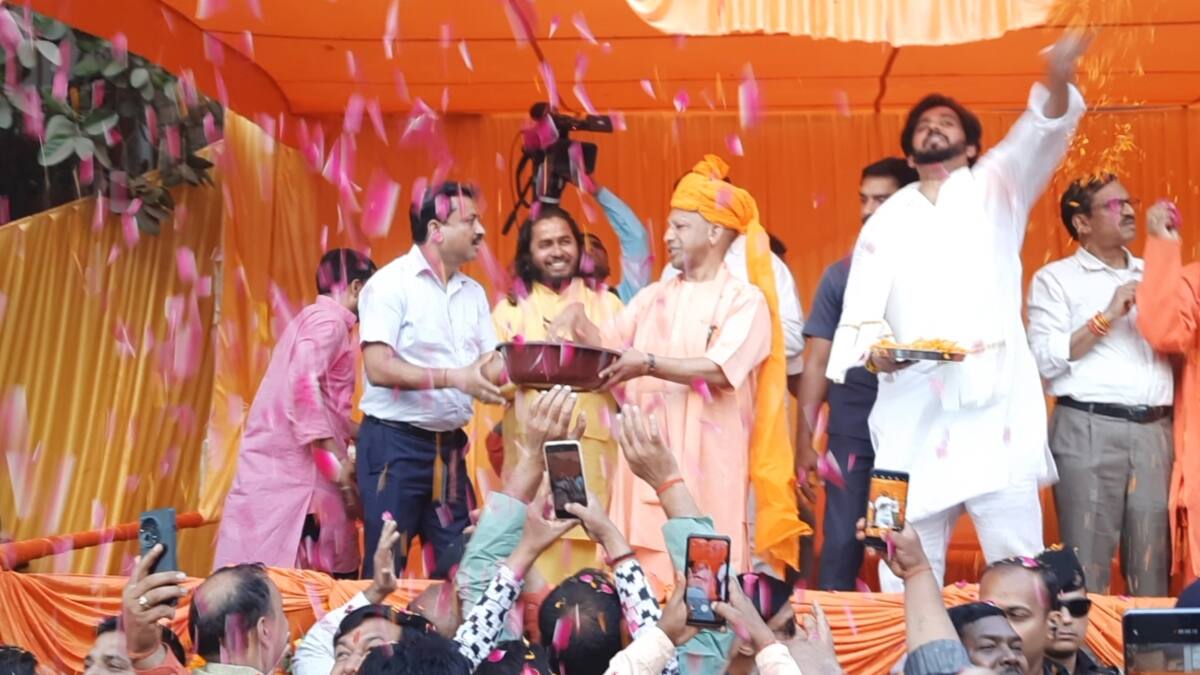 सीएम ने गोरखपुर में मनाई होली