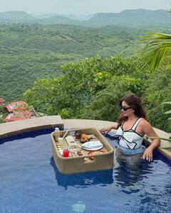 Karishma Sharma Photo: બાથટબમાં કરિશ્મા શર્માએ આપ્યા ગ્લેમરસ પોઝ