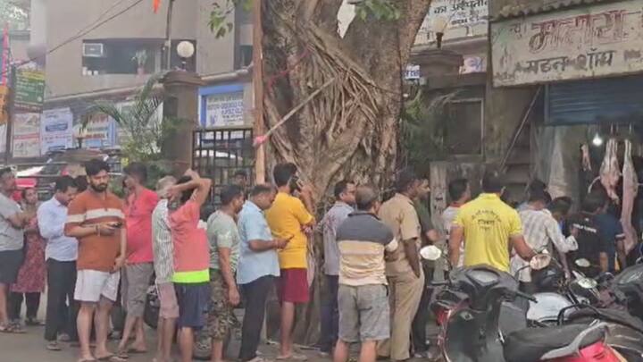 धुळवळीचा सण म्हटला की अनेक मुंबईकर घरी मटणाचा बेत करतात. त्यामुळे मुंबईतील अनेक मटन शॉप च्या बाहेर मोठी रांग पाहायला मिळत आहे.