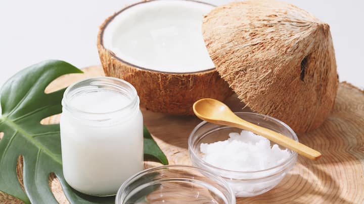 Apply thick layers of coconut oil around your eyes as it will help the colour to get off  easily without causing harm to eyes. (Image Source: Canva)