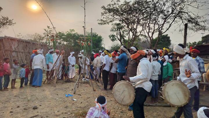 ఆదిలాబాద్ జిల్లా ఉట్నూర్ మండలం మత్తడి గూడలో హోలీ వేడుకలు ఘనంగా నిర్వహించుకున్నారు..హోలీ సందర్భంగా కామదహన వేడుకలు నిర్వహించారు. దీన్నే దురాడి అని పిలుస్తారు.