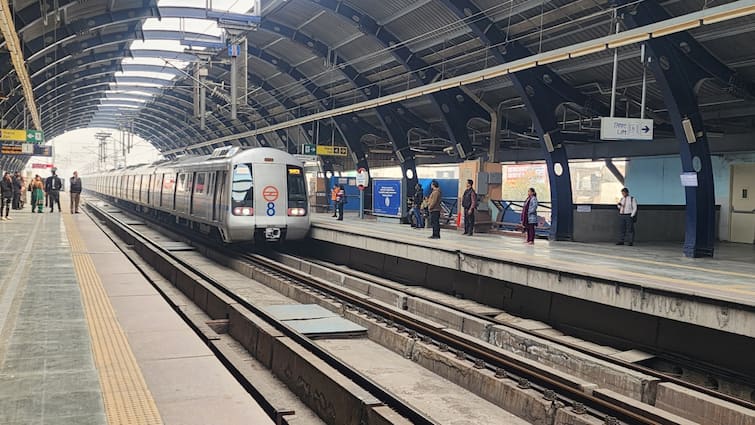 Holi 2025 Delhi Metro will run from 2:30 pm know timing before leaving home DMRC Advisory ann Delhi Metro: आज होली के दिन इतने बजे से दौड़ेगी दिल्ली मेट्रो, घर से निकलने से पहले जान लें समय