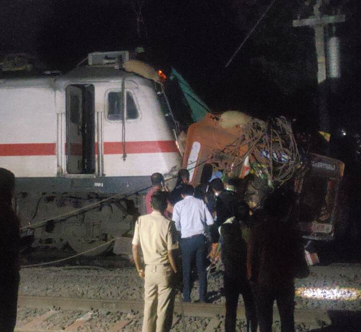 अनेक प्रवासी गाड्या मलकापूर ,नांदुरा, शेगाव, अकोला स्थानकात अडकल्या. सणासुदीच्या दिवशी रेल्वे प्रवाशांचे हाल झाले आहे.