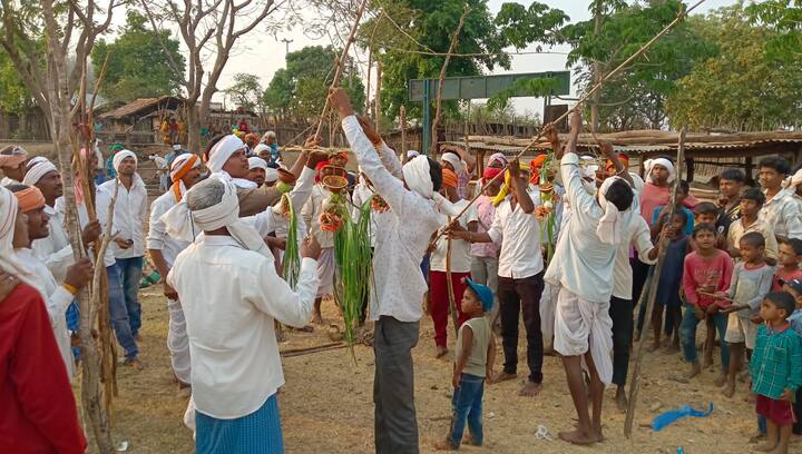 గొంగడిలో కుడకలు ఉల్లిగడ్డలు వంకాయలు గారెలు పెట్టి వాటిని జనపనార తాడుతో నాలుగు వైపులా వెదురుకర్రలు జతచేసి కట్టేస్తారు. దీన్ని పుల్లారా అనీ అంటారు ఆదివాసీలు