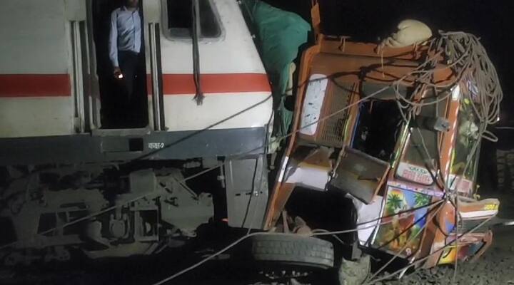 बोदवड नाढगावजवळ रेल्वे गेट तोडून एक धान्याने भरलेला एक ट्रक अडकून पडलेला होता.