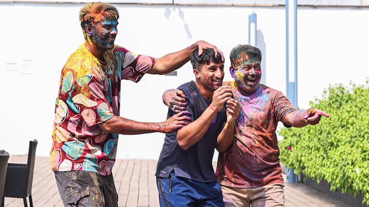 গোটা দলকে দেখা গেল খোশমেজাজে। জমিয়ে খাওয়া-দাওয়া চলল। আইপিএল শুরু হওয়ার আগে ফুরফুরে গতবারের চ্যাম্পিয়নরা।