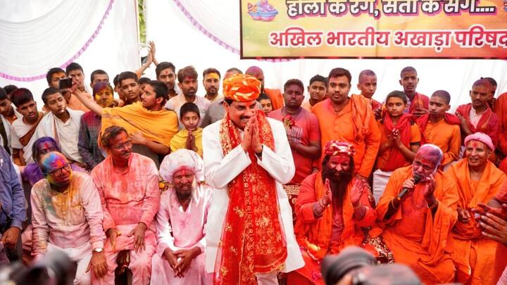 Happy Holi 2025: होली पर मुख्यमंत्री मोहन यादव ने उज्जैन में अखाड़ा परिषद और बीजेपी के कार्यक्रम में शिरकत की. उन्होंने सिंहस्थ महापर्व को सफल बनाने का आह्वान किया.