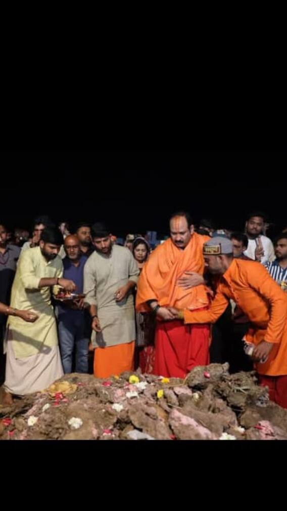 सीहोर वाले पंडित प्रदीप मिश्रा ने जमकर उड़ाए गुलाल, देखें तस्वीरें