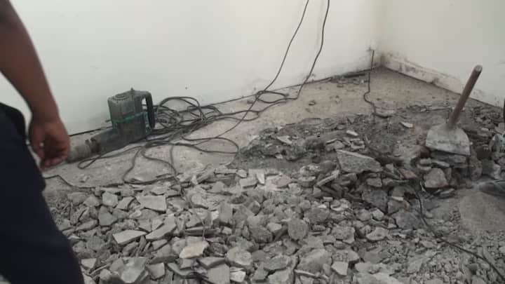 लीलावती रुग्णालयातील केबिनची फरशी तोडल्यानंतर या सगळ्या गोष्टी खाली लपवून ठेवल्याची माहिती समोर आली. हा प्रकार नेमका का करण्यात आला, याची माहिती अद्याप समोर आलेली नाही.