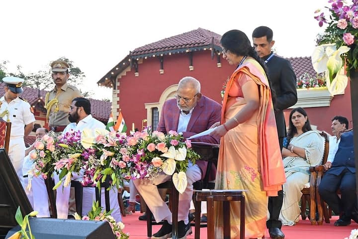 माणिकराव कोकाटे यांच्या शिक्षेला स्थगिती दिली नाही तर ते अपात्र ठरू शकतात. त्यामुळे त्यांच्या विधानसभा मतदारसंघात पुन्हा निवडणूक घेण्याची वेळ आली तर जनतेच्या पैशाचा खर्च होईल, असे निरीक्षण कोर्टाने नोंदविले आहे.