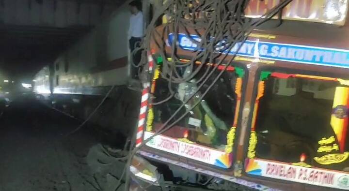 अपघात झालेला ट्रक रेल्वेत अडकून पडला असल्यानं त्याला काढण्याचे काम युद्ध पातळीवर सुरू आहे.