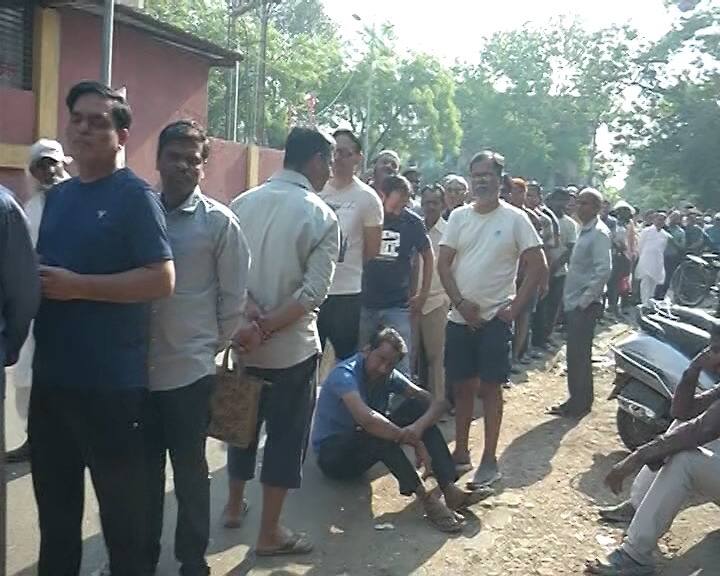 नागपूरच्या रामेश्वरी भागातील एका मटन शॉपबाहेर ग्राहकांच्या प्रचंड रांगा लागल्या आहेत.