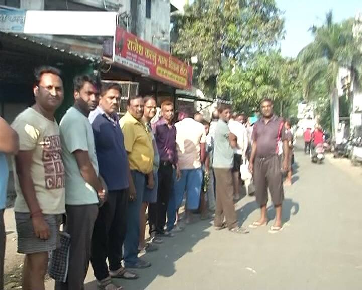 आपला नंबर येण्यासाठी ग्राहकाला दोन ते तीन तासापर्यंत वाट पाहावी लागत आहे.